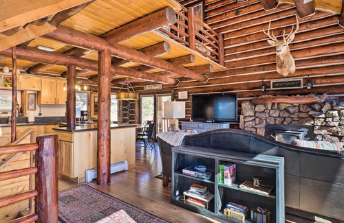 Florissant House | Classic Colorado Log Home w/Mountain Views!