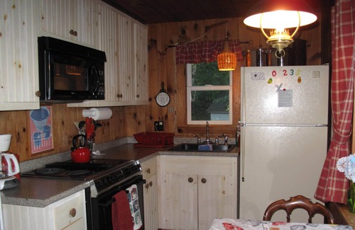 Boothbay Harbor Cottage | Classic Cottage with Ocean View on beautiful Spruce Pt - access to Pools & more!