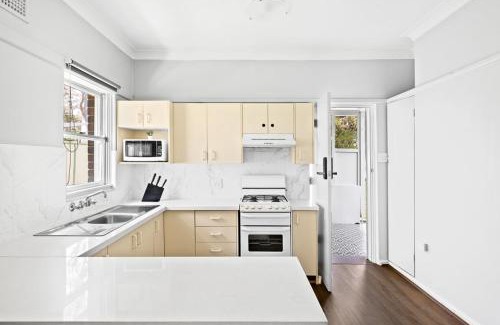 Narwee House | Classic Double Room - Centrally Located at Narwee - Shared Bathroom