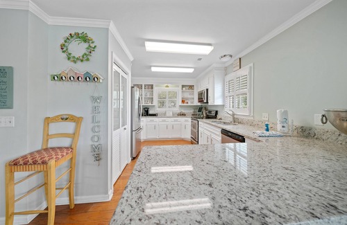 Isle of Palms House | Classic Family Beach Home w/Game Room & Private Pool! Short 1 Block Walk to Beach!
