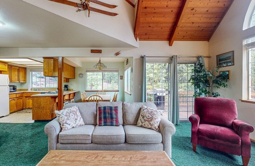 Shaver Lake House | Classic Family-Friendly Home - Prime Location & Expansive Deck with Grill