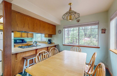 Shaver Lake House | Classic Family-Friendly Home - Prime Location & Expansive Deck with Grill