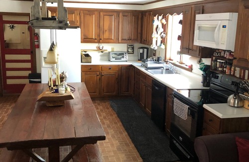 Lyndon House | Classic Farmhouse with easy VAST & Kingdom Trails access
