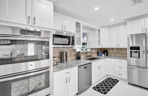 Cypress Lakes House | Classic Florida 6 Bedroom Heated Pool 10 mins to the beach