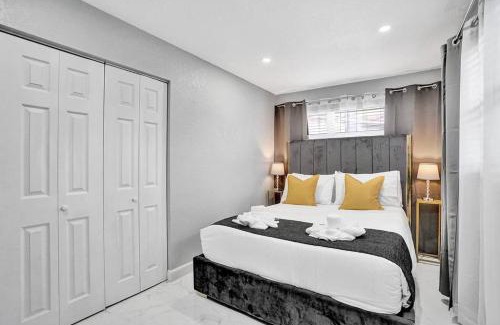 Cypress Lakes House | Classic Florida 6 Bedroom Heated Pool 10 mins to the beach