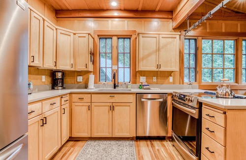 Rhododendron Cabin | Classic forest cabin on Still Creek with private hot tub & wood fireplace