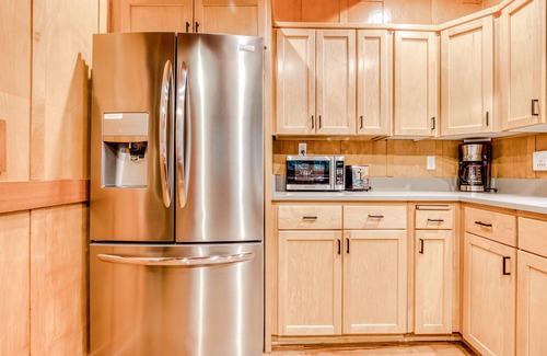 Rhododendron Cabin | Classic forest cabin on Still Creek with private hot tub & wood fireplace