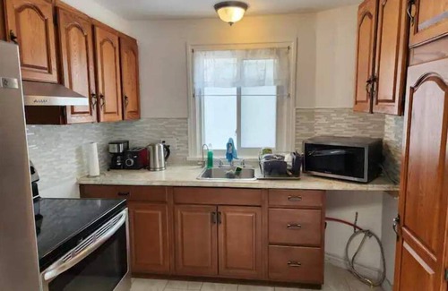 Niagara Falls House | Classic Home, Newly renovated, 2 interconnected Bedrooms