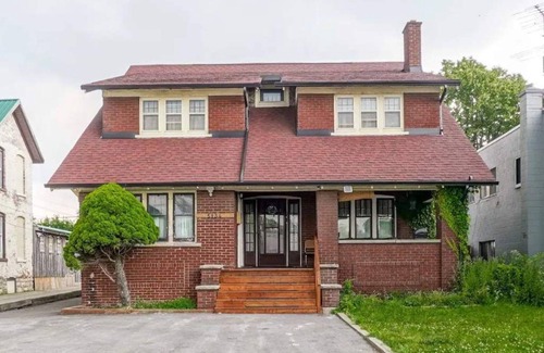 Niagara Falls House | Classic Home, Newly renovated, 2 interconnected Bedrooms