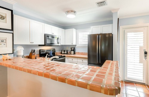 Bahama Village Condo | Classic Key West condo w/private parking, covered porches, & shared pool