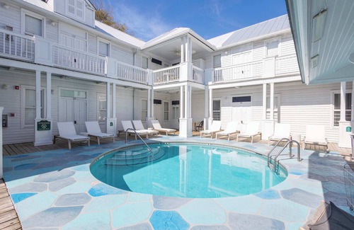 Historic Seaport Apartment | Classic King & Private Balcony - Curry Mansion Inn