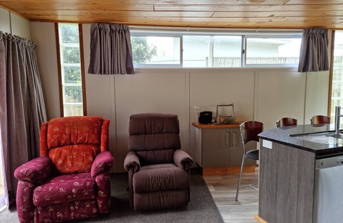 Te Akau House | Classic Kiwi Bach at Sunset Beach