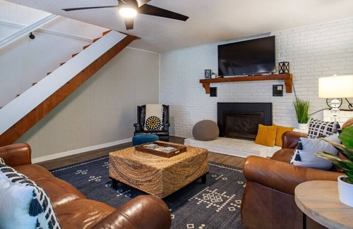 Louisville House | Classic Lake House - Lakefront w/ Fire Pit, & Dock!