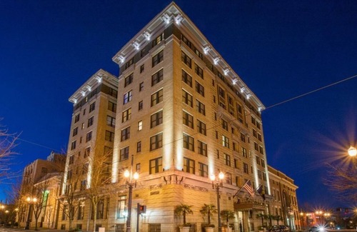 Goose Hollow Apartment | Classic Locale, ADA Glamour in Central Portland