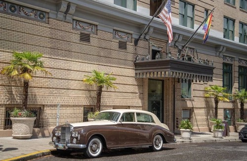 Goose Hollow Apartment | Classic Locale, ADA Glamour in Central Portland