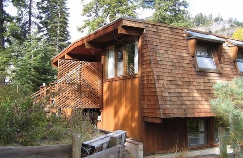 Alpine Meadows Cabin | Classic Mountain Cabin - Near Lake Tahoe and Tahoe City