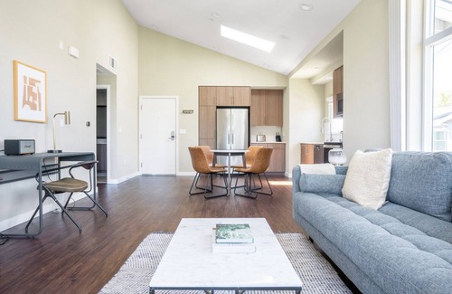 Mountain View Apartment | Classic Mountain View 1BR w/Pool + Gym, near Target + TJ, by Blueground