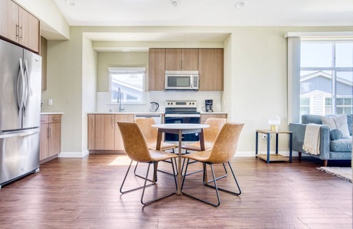 Mountain View Apartment | Classic Mountain View 1BR w/Pool + Gym, near Target + TJ, by Blueground
