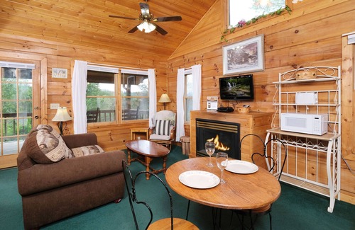 Gatlinburg - Pigeon Forge Cabin | CLASSIC, QUIET TENNESSE LOG CABIN WITH A HOT TUB!