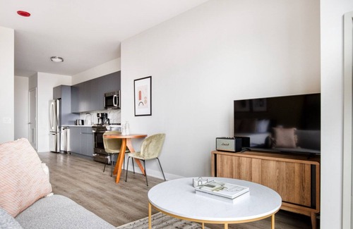 River West Apartment | Classic River West Studio w/ Gym, BBQ & Roof, nr Blue Line, by Blueground