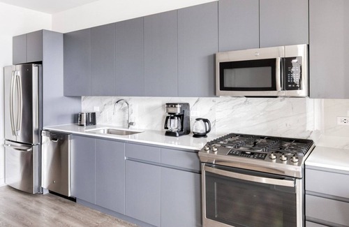 River West Apartment | Classic River West Studio w/ Gym, BBQ & Roof, nr Blue Line, by Blueground