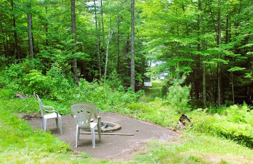 Winter Cabin | Classic Rustic Lakeside Cabin Retreat. Sleeps 6. Pets allowed.