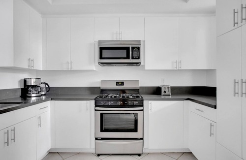 Sherman Oaks Apartment | Classic Sherman Oaks 2BR w/W/D, near WF & TJ, by Blueground