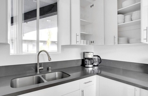 Sherman Oaks Apartment | Classic Sherman Oaks 2BR w/W/D, near WF & TJ, by Blueground