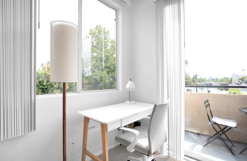 Sherman Oaks Apartment | Classic Sherman Oaks 2BR w/W/D, near WF & TJ, by Blueground