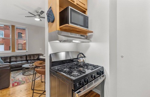 Soulard Apartment | Classic Soulard 2BD King Master & Private Deck