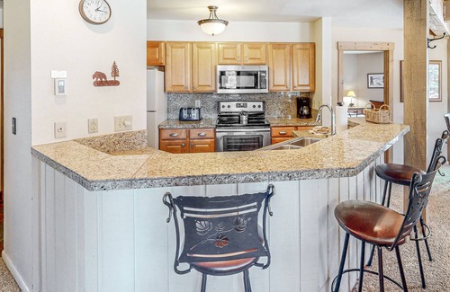 Steamboat Springs House | Classic Steamboat lodge with hot tubs & pool - steps from gondola
