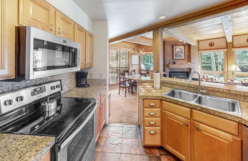 Steamboat Springs House | Classic Steamboat lodge with hot tubs & pool - steps from gondola