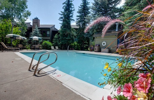 Steamboat Springs House | Classic Steamboat lodge with hot tubs & pool - steps from gondola