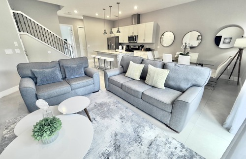 West Kissimmee House | Classic-Style Townhome Near Disney with Beautiful Community Pool!