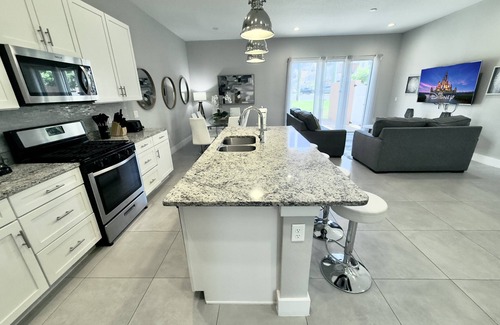 West Kissimmee House | Classic-Style Townhome Near Disney with Beautiful Community Pool!