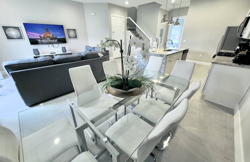 West Kissimmee House | Classic-Style Townhome Near Disney with Beautiful Community Pool!