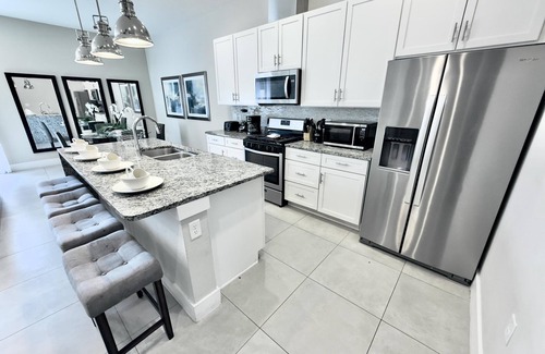 West Kissimmee House | Classic-Style Townhome Near Disney with Beautiful Community Pool!