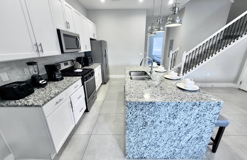 West Kissimmee House | Classic-Style Townhome Near Disney with Beautiful Community Pool!