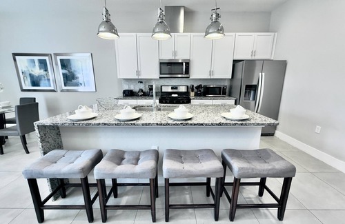 West Kissimmee House | Classic-Style Townhome Near Disney with Beautiful Community Pool!