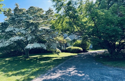 Chilmark House | Classic, upscale Chilmark farmhouse and PRIVATE BEACH KEY