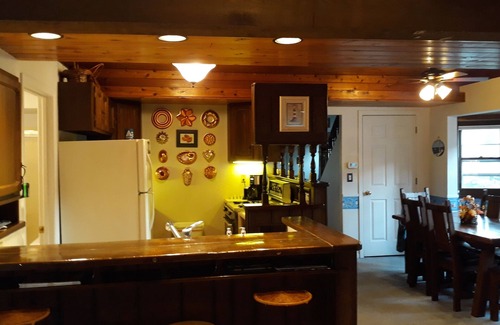 Fontana-on-Geneva Lake House | Classic Lake House just a few blocks to Abbey, Lakefront, Restuarants, & Beach