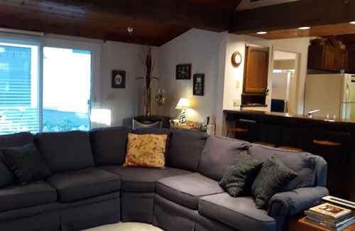 Fontana-on-Geneva Lake House | Classic Lake House just a few blocks to Abbey, Lakefront, Restuarants, & Beach