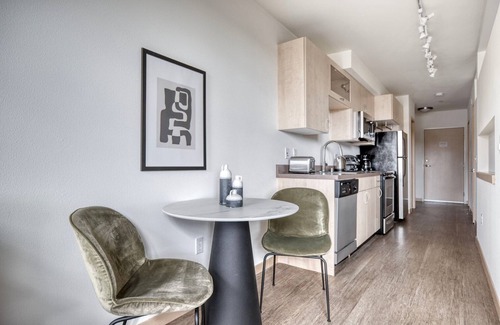 Wallingford Apartment | Classic Wallingford 1BR w/Lounge & Pets, nr 99 & I-5, by Blueground