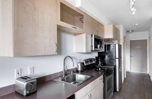 Wallingford Apartment | Classic Wallingford 1BR w/Lounge & Pets, nr 99 & I-5, by Blueground
