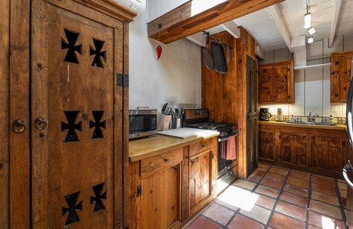 Tesuque House | Classic White Adobe - Authentic Tesuque Home, Hot Tub, Outdoor Dining