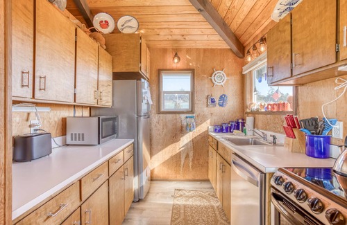 Bayshore House | Classic Wood-Lined Oceanfront Cottage with Easy Beach Access in Waldport!