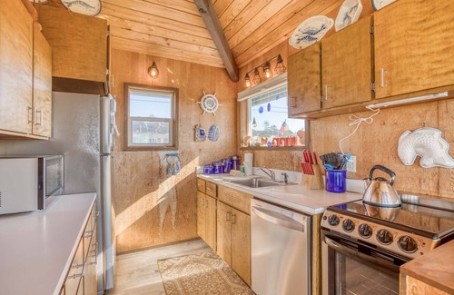 Bayshore House | Classic Wood-Lined Oceanfront Cottage with Easy Beach Access in Waldport!