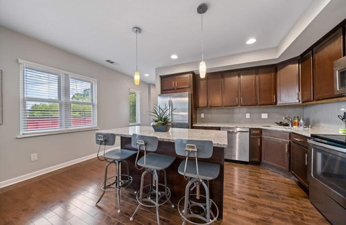 Mount Auburn Apartment | Classy 2BR Condo Near City Centre | OTR, UC, Zoo