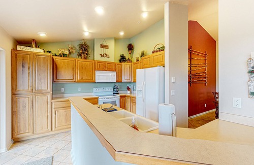 Florence Condo | Classy and Convenient Dog-Friendly Condo with Private Balcony