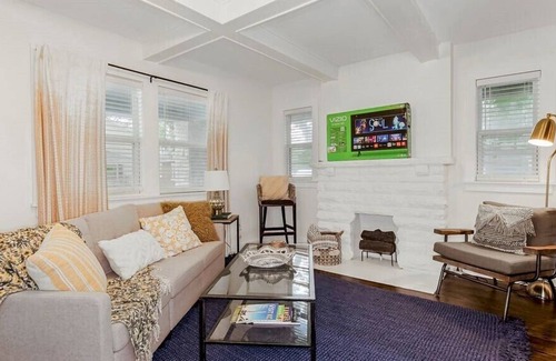 West Plaza House | Classy Bell in West Plaza 30 Day Minimum